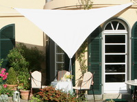 Dreiecksegel 360 cm mit einer Ausspannung durch dauerelastische Spanngurte
