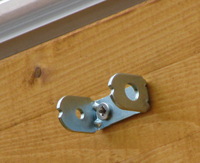 Seilspanner Universal mit ca. 6 cm Abstand zum Glas der Terrassenberdachung