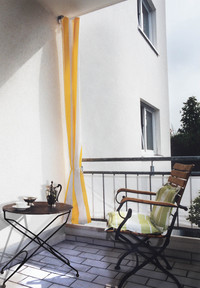 Senkrecht-Sonnensegel 230 x 140 cm - Farbe gelb-wei fr Balkone, Terrassenberdachungen, Pergolen und quer vor einer Terrasse