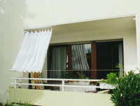 Geschlossenes Sonnenschutzsegel an Loggiatyp-Balkon
