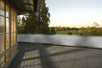Balkonsichtschutz aus HDPE-Gewebe mit Metallsen und Kordel - Farbe grau-wei