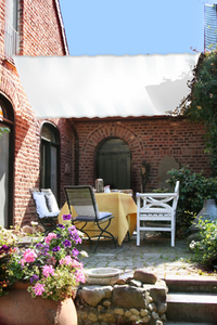 Atrium mit groem Sonnensegel 